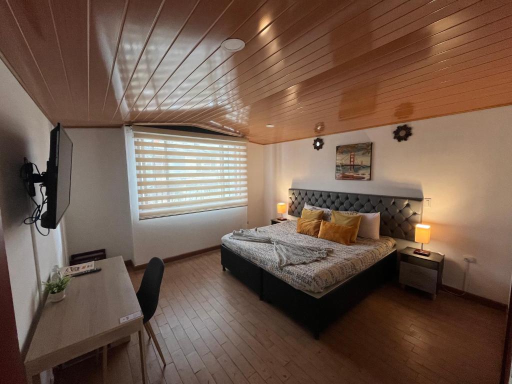 Postel nebo postele na pokoji v ubytování HOSTAL SEP7IMO ARTE