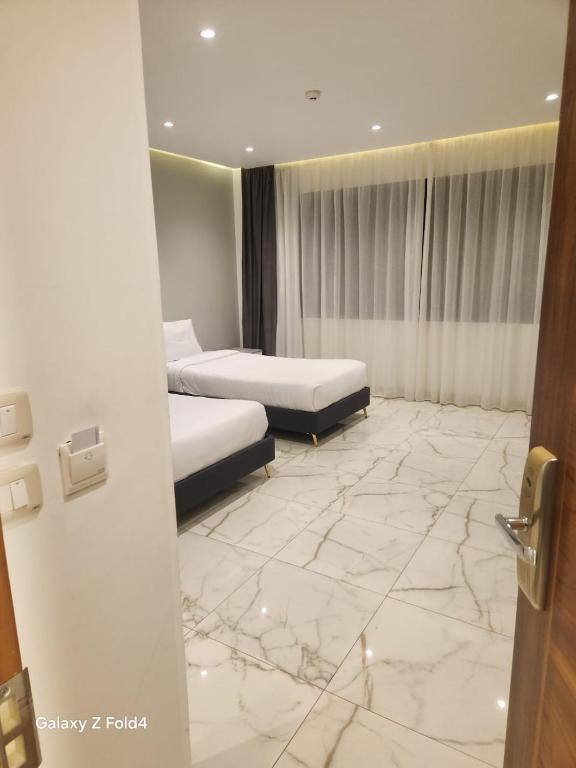 Postel nebo postele na pokoji v ubytování El Mesaadya Hotel فندق المساعدية