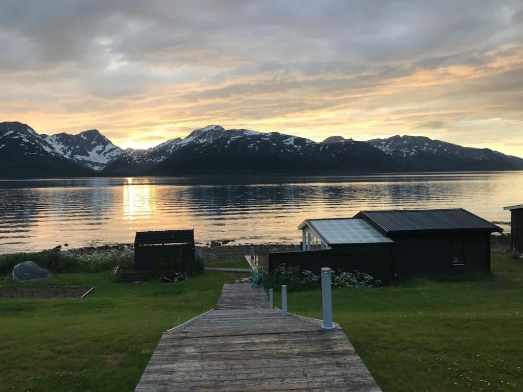 トロムソにあるModerne villa ved havet 3 soverom og 2 badの山を背景にした湖の桟橋