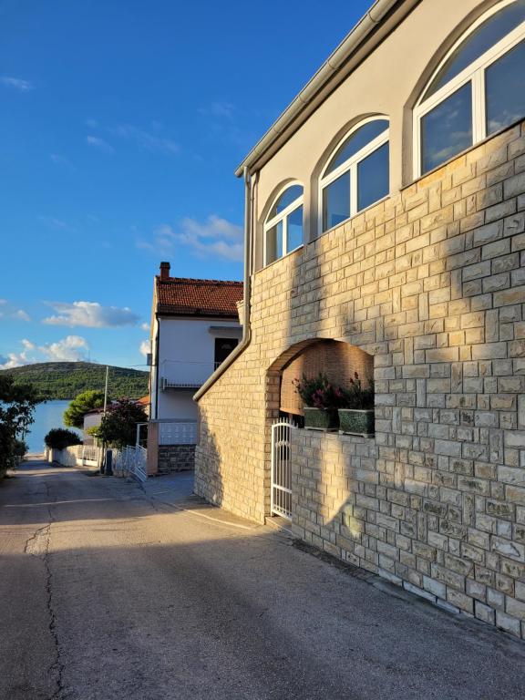 a brick building with an archway on the side of it at Villa Kaktusa in Pirovac