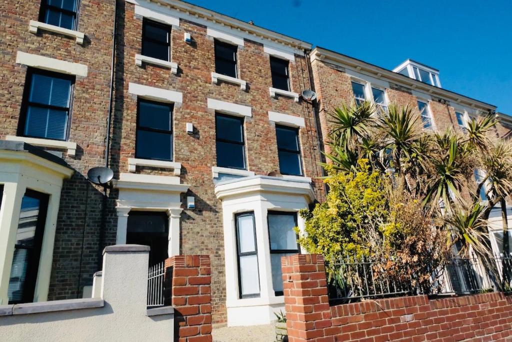 タインマスにあるLongsands House, Tynemouth Victorian Residenceのレンガ造りの建物