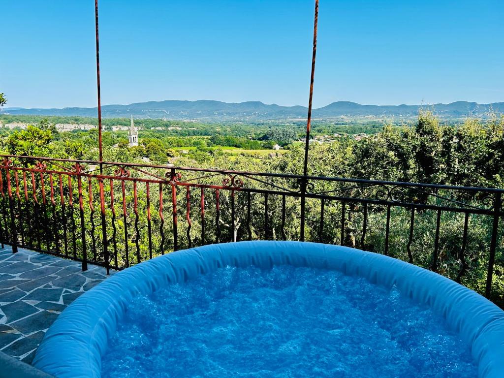 un jacuzzi sur un balcon avec vue dans l'établissement Villa Augustine, nature & vue panoramique, à Berrias Et Casteljau