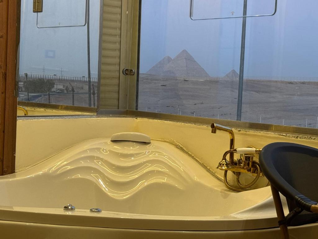 White Pyramids inn - 16