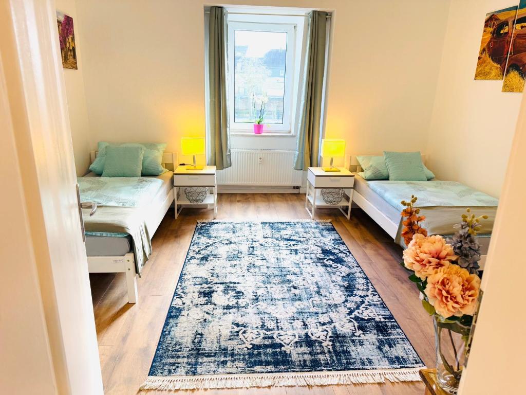 ゾーリンゲンにあるMonteurwohnung oder Messewohnung inklusive Fitness Studioのベッドが2つと窓のある部屋