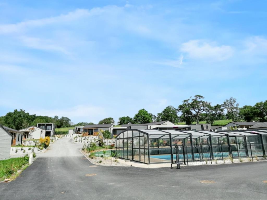 budynek z szklarnią po stronie drogi w obiekcie Chalet enchanteur à Arzal avec vue sur lac et piscine partagée w mieście Arzal