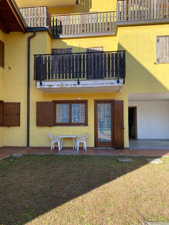 a yellow house with a table and two chairs at yellow house in Verrès