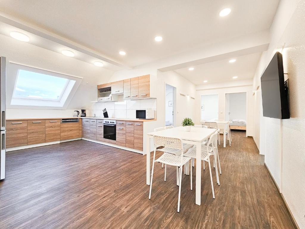 a kitchen and dining room with a table and chairs at Tolstov Apartments - City Center Apartments with 5 Rooms - 10 Min Messe DUS in Düsseldorf