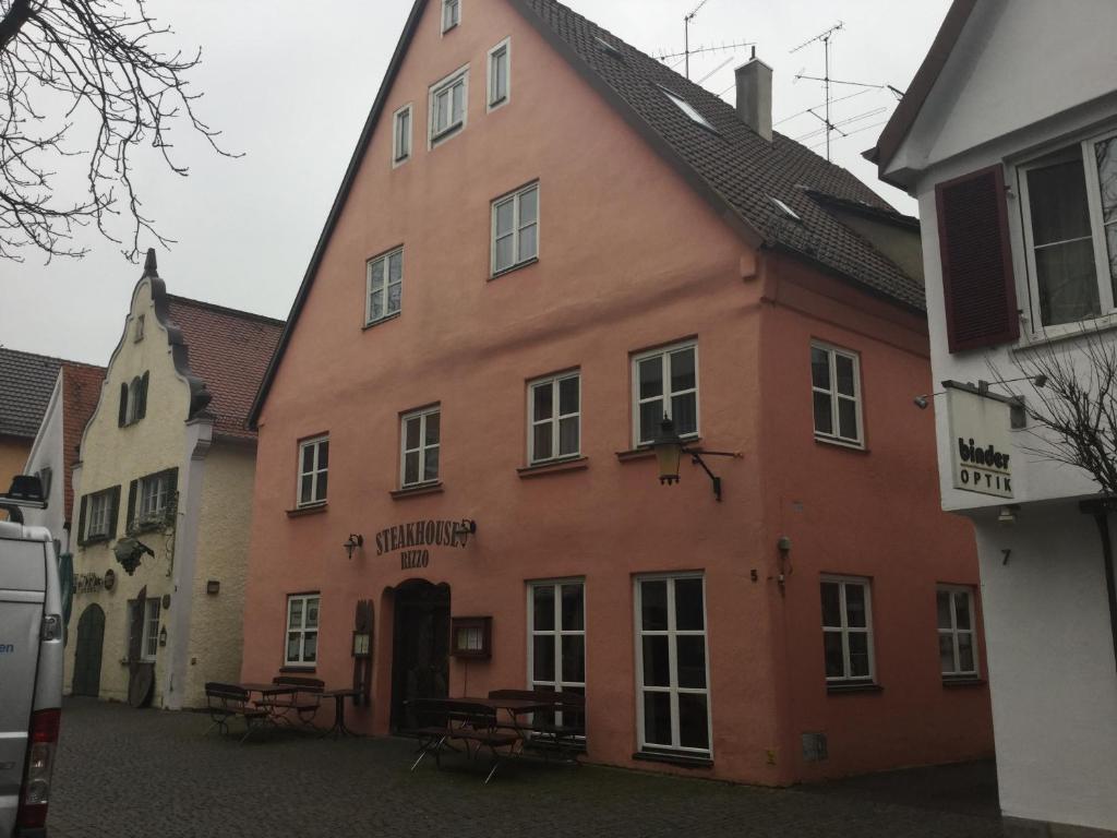 a building in the middle of a street at Kulisse Apartments in Günzburg