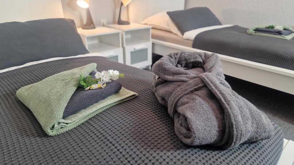 a room with two beds with towels on the bed at Ferienwohnung LandLicht mit Terrasse in ruhiger Lage in Sulingen