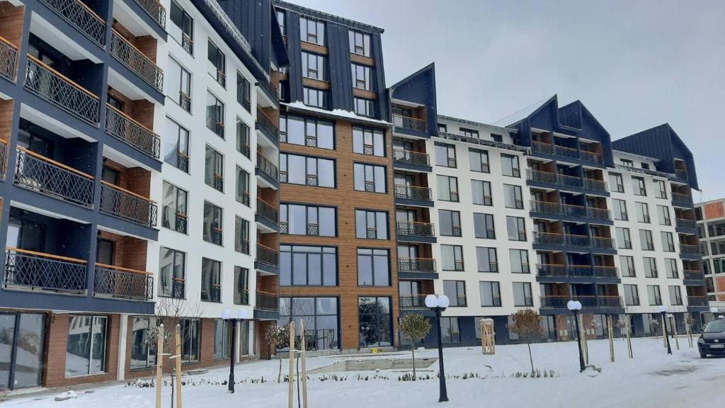 コパオニクにあるTontic Lux Residence Hill 53の雪の高い建物群