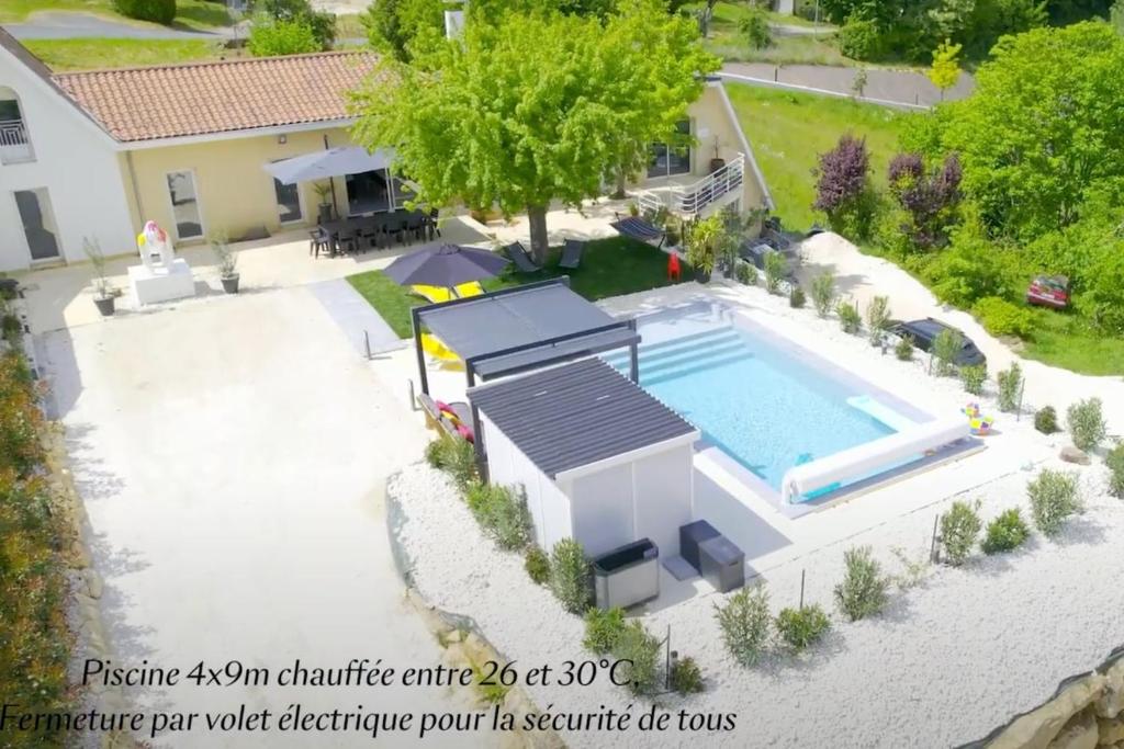 une vue aérienne d'une maison avec piscine dans l'établissement La Villa d Elsa 10-12 pers piscine chauffée 500m du centre ville, à Sarlat-la-Canéda