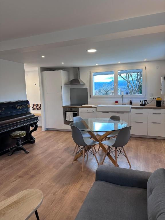 un salon avec une table et une cuisine dans l'établissement La Maison N6, à Saint-Joseph