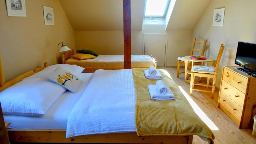 Postel nebo postele na pokoji v ubytování Apartmán Nesyt