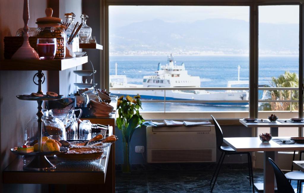 a kitchen with a view of a boat in the ocean at Ciauru Design B&B in Messina