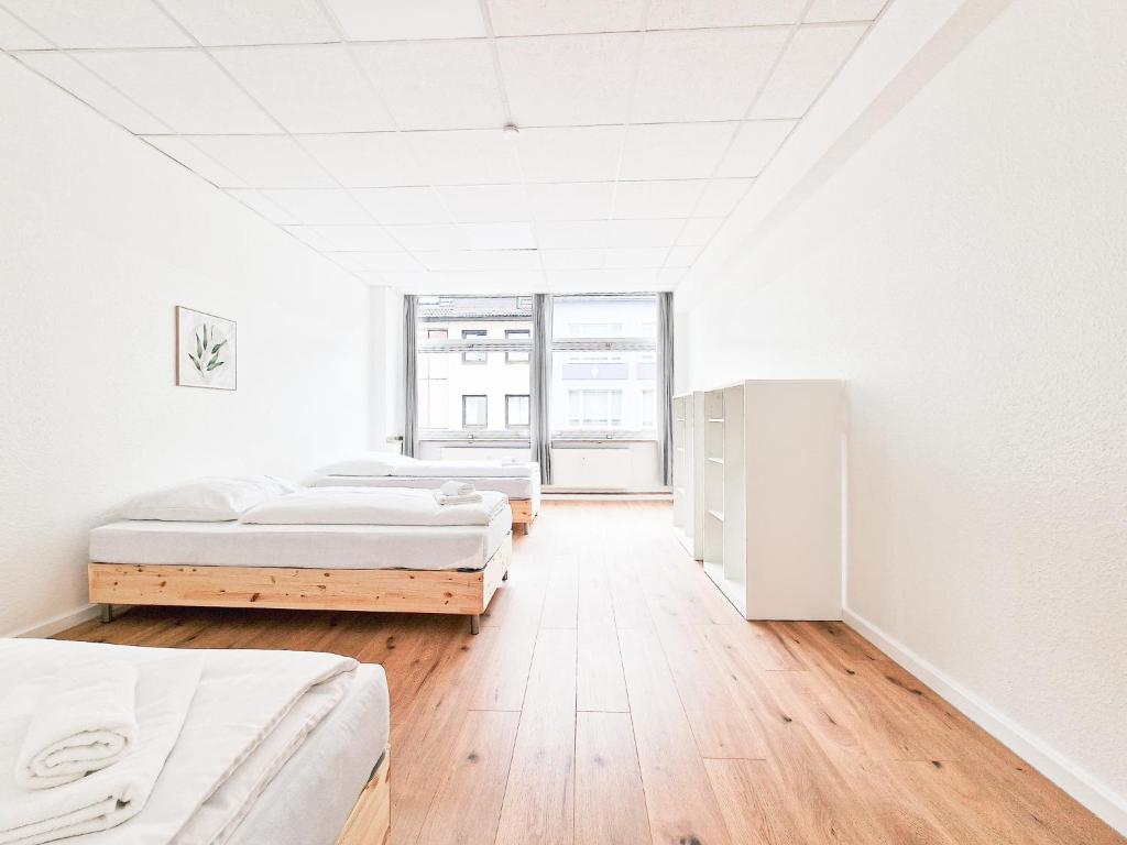 Postel nebo postele na pokoji v ubytování Tolstov Apartments - City Center Apartment with 5 Rooms - 10 Min Messe DUS