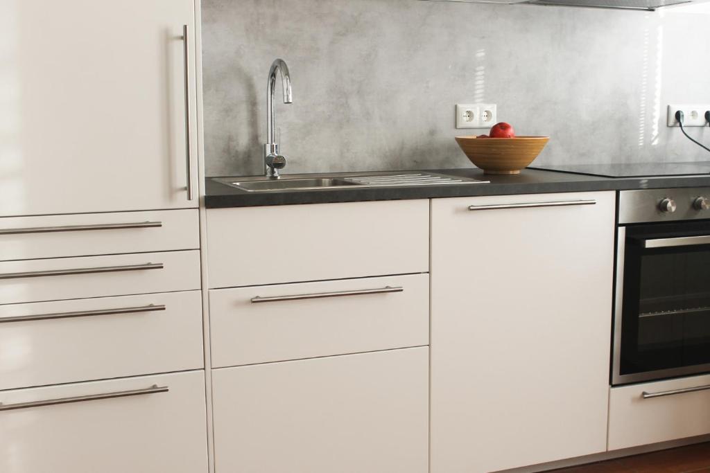 Kuchyň nebo kuchyňský kout v ubytování Grömitz, Stiegkamp 3, Whg 2 - große Wohnung mit Balkon, 2 SZ, Nähe Yachthafen und Strand, inkl WLAN