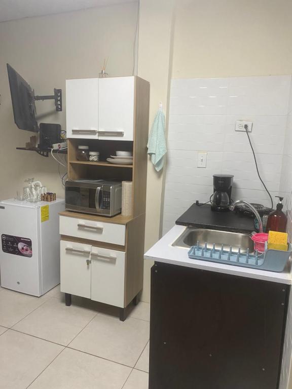 Kuchyň nebo kuchyňský kout v ubytování D'Rosas Apartments