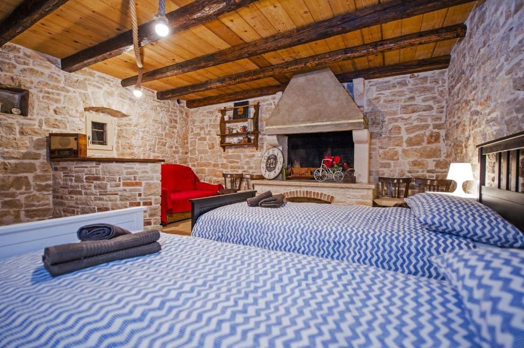 Posteľ alebo postele v izbe v ubytovaní Familyl Villa Tomani with Pool, Basketball and Volleyball Field