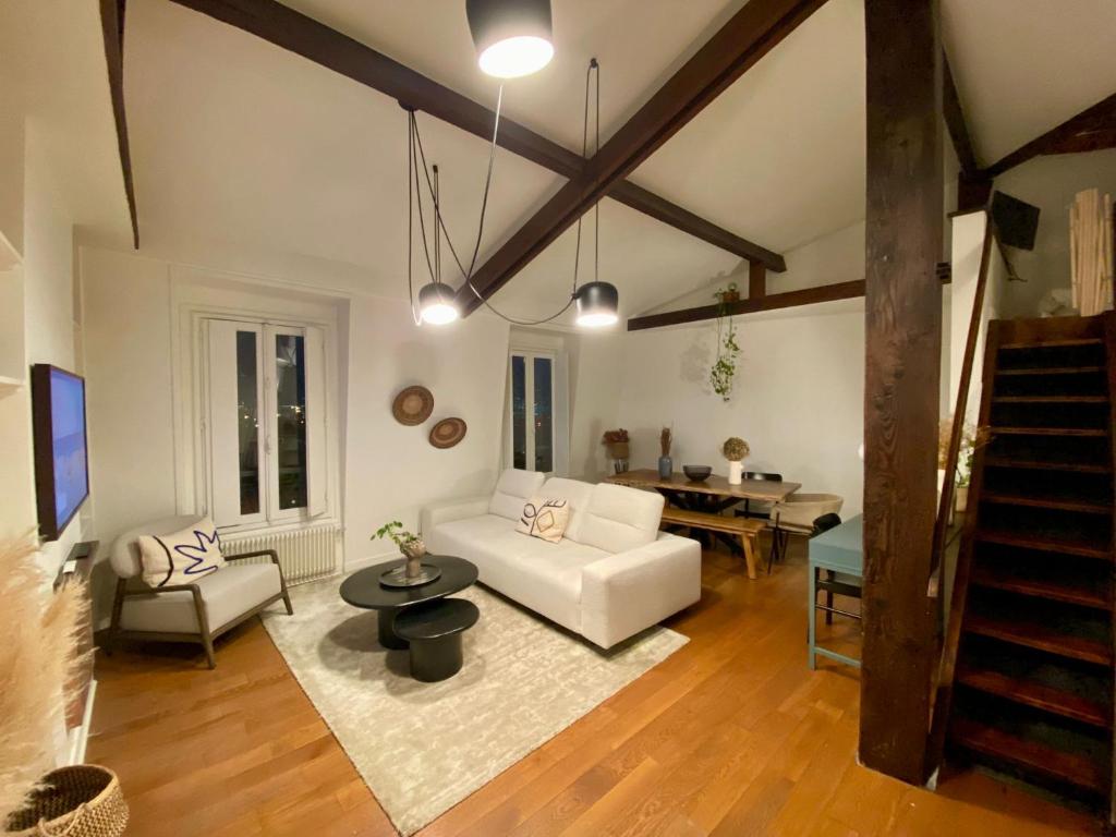 un salon avec un canapé blanc et une table dans l'établissement Appartement Vue sur Seine, à Paris