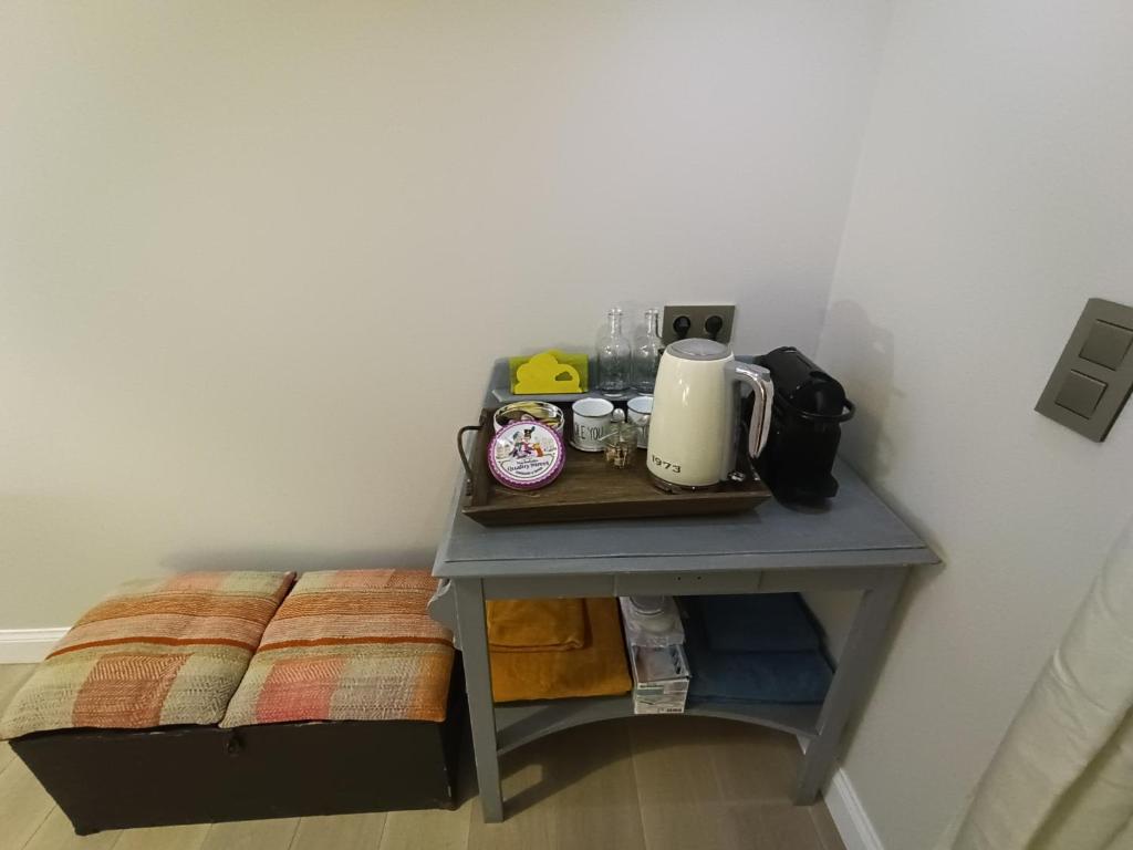 Příslušenství pro přípravu čaje a kávy v ubytování Marilou and Dalibor's room