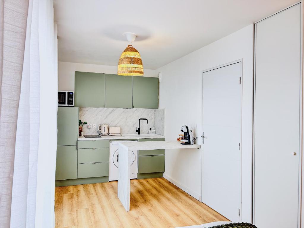 Kuchyň nebo kuchyňský kout v ubytování Studio Cosy idéalement situé