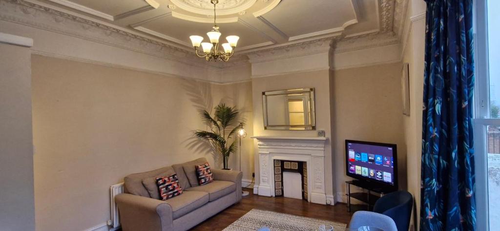 Televiisor ja/või meelelahutuskeskus majutusasutuses Charming Flat in Wimbledon