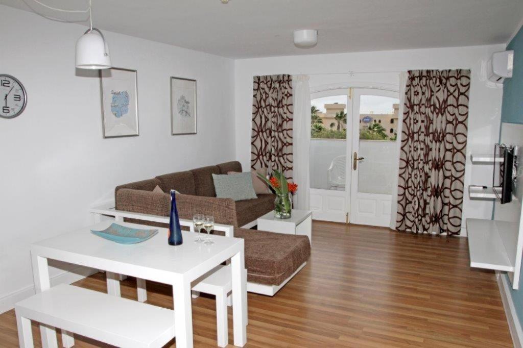 un salon avec un canapé et une table dans l'établissement Apartamentos San Marcial, à Tías