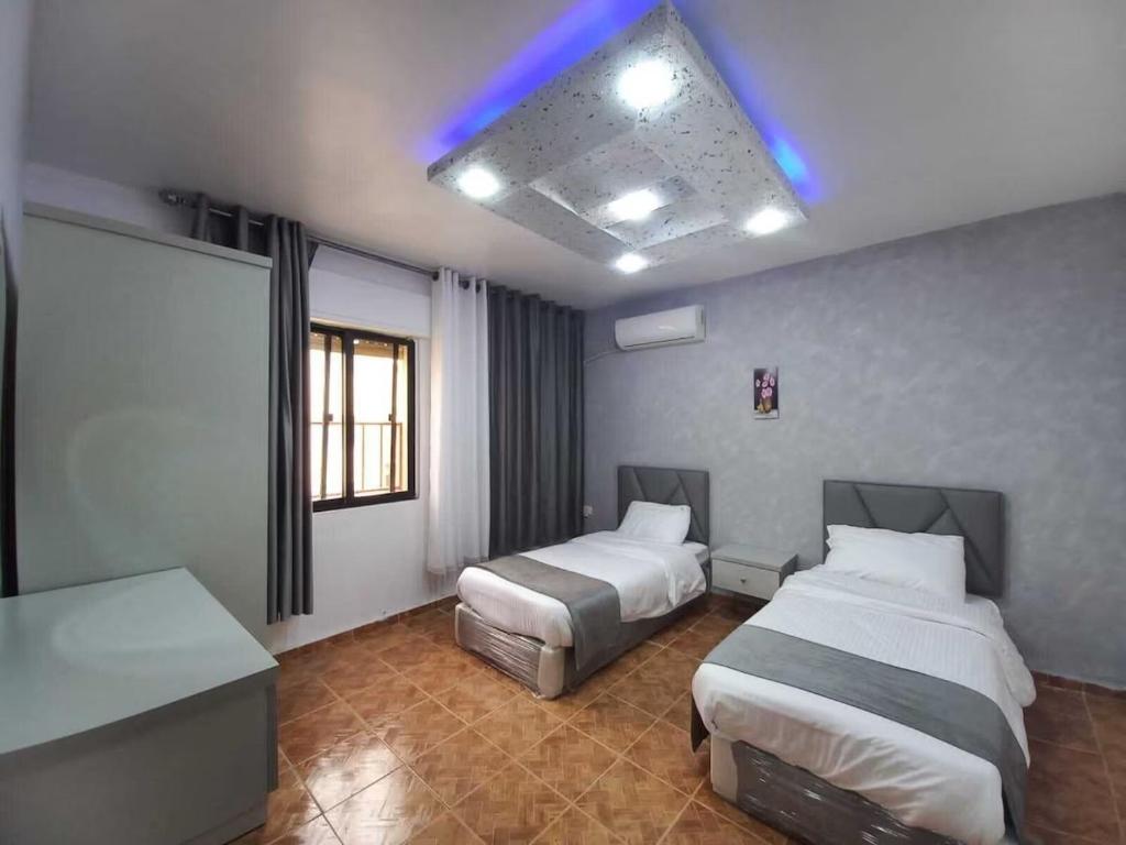 Postel nebo postele na pokoji v ubytování Al-Nujoom Hotel Suites