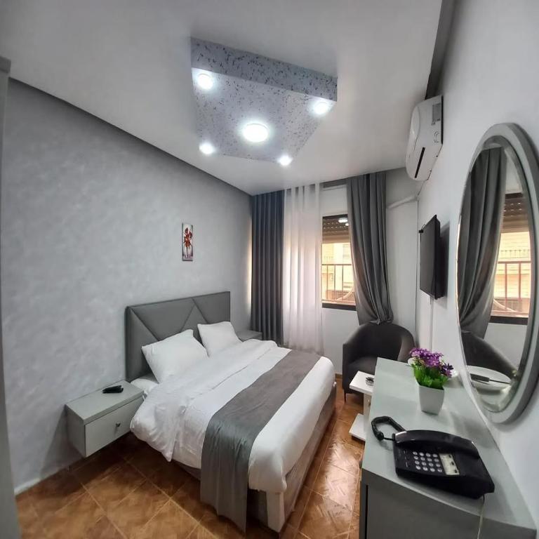 Postel nebo postele na pokoji v ubytování Al-Nujoom Hotel Suites