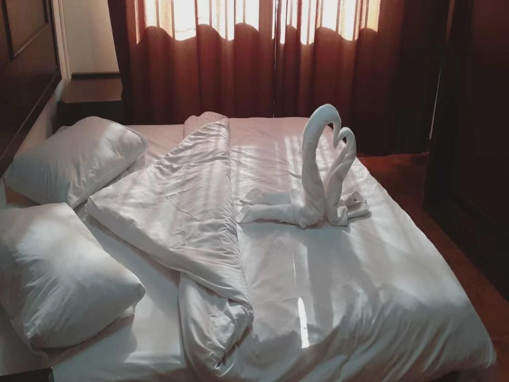 Postel nebo postele na pokoji v ubytování Al-Nujoom Hotel Suites