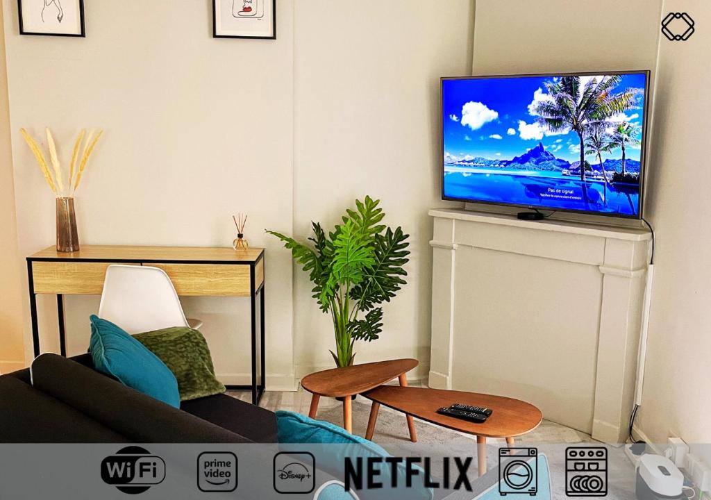 un salon avec un canapé et une télévision à écran plat dans l'établissement Studio Carmes, à Angoulême