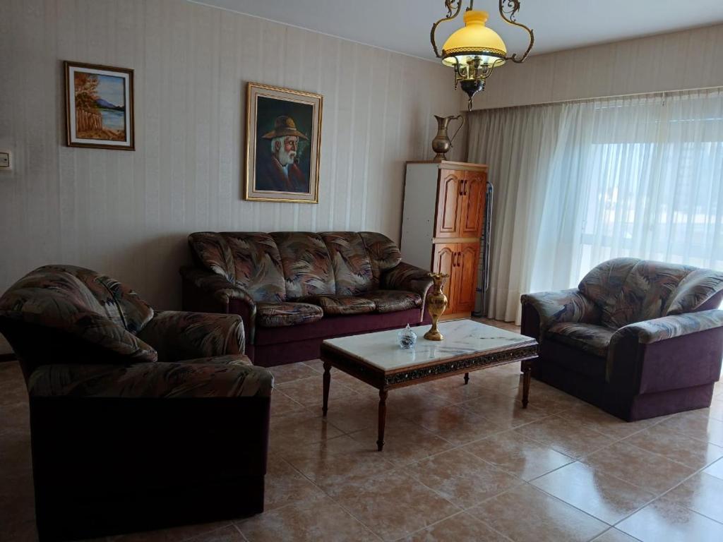 ein Wohnzimmer mit zwei Sofas und einem Couchtisch in der Unterkunft Depto Córdoba centro 4 ambientes in Cordoba