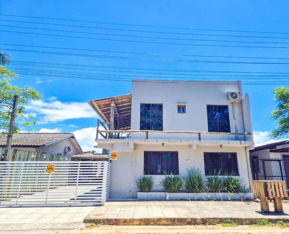 Residencial da Bia - Casas com 2 Dorms, Ar e Piscina Térmica e Coberta na Praia da Cal - Housity