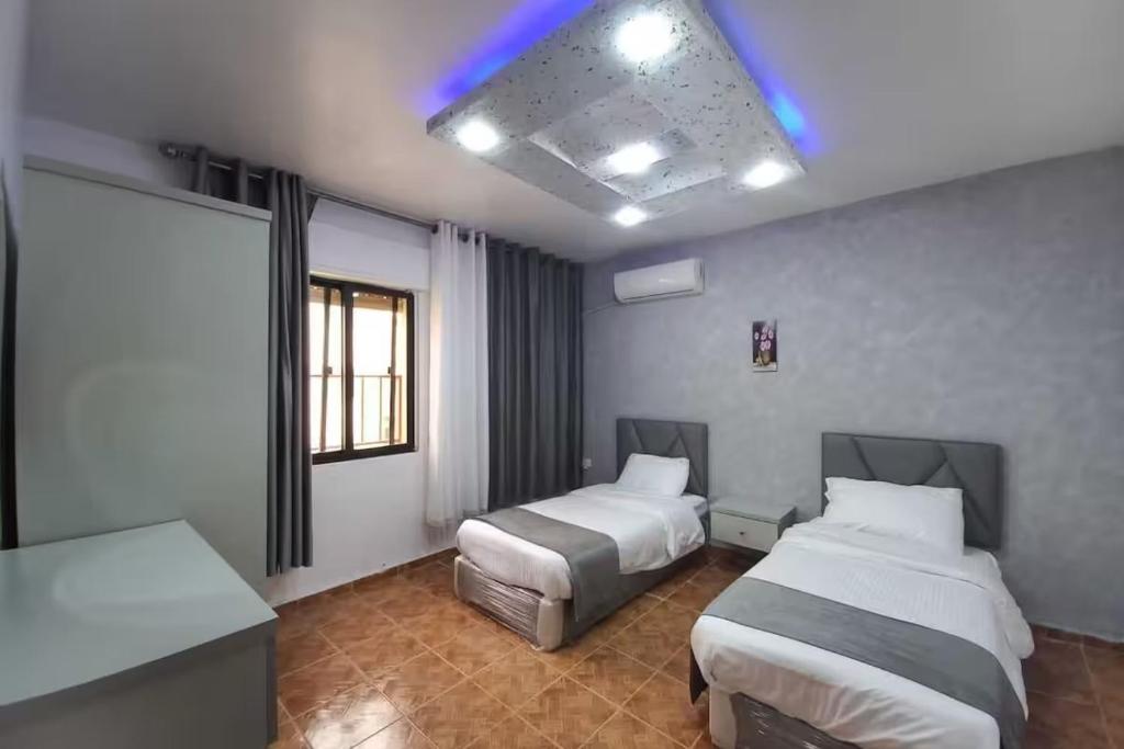 Postel nebo postele na pokoji v ubytování Al-Nujoom Hotel Suites