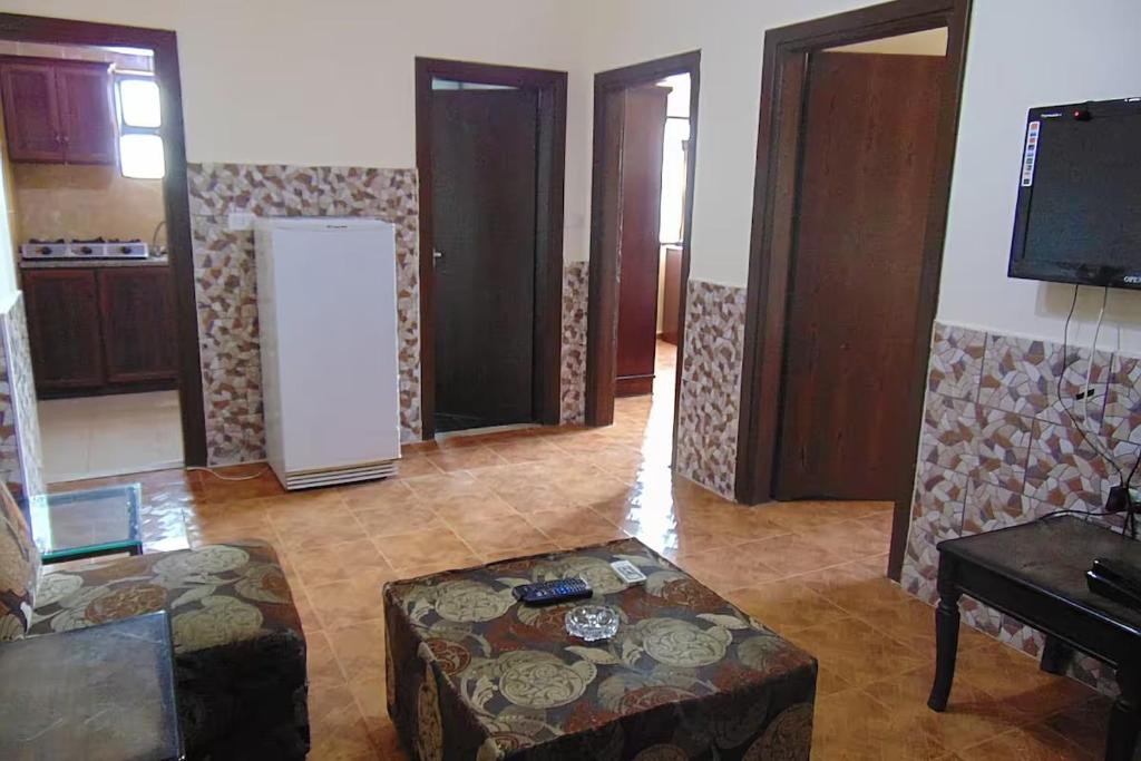 TV a/nebo společenská místnost v ubytování Al-Nujoom Hotel Suites