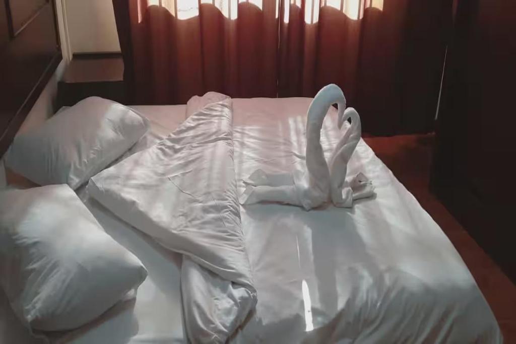 Postel nebo postele na pokoji v ubytování Al-Nujoom Hotel Suites