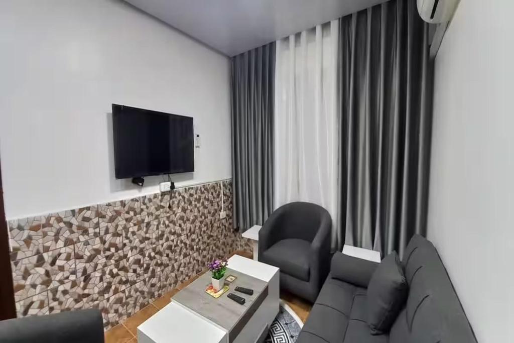 TV a/nebo společenská místnost v ubytování Al-Nujoom Hotel Suites