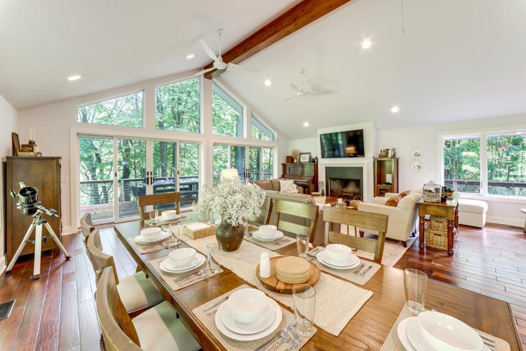 une salle à manger et un salon avec une table et des chaises dans l'établissement Riverwood South Haven Retreat on 10 Acres, à South Haven