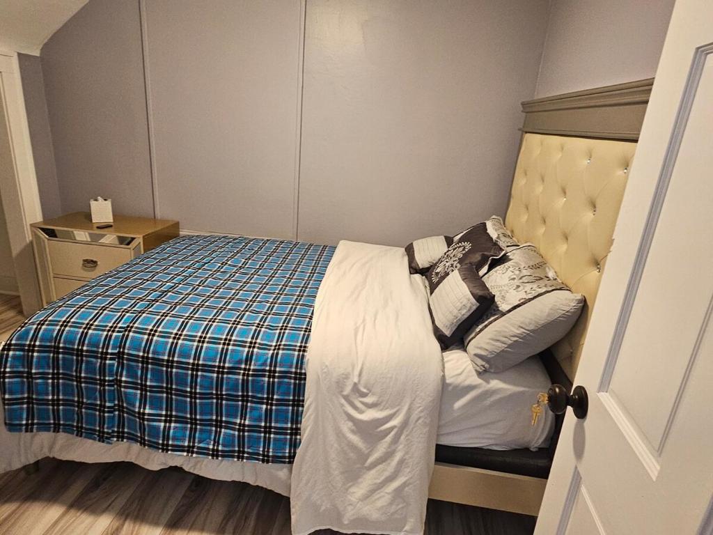 Postel nebo postele na pokoji v ubytování Cozy Roomy family sized apartment on major bus route close to all