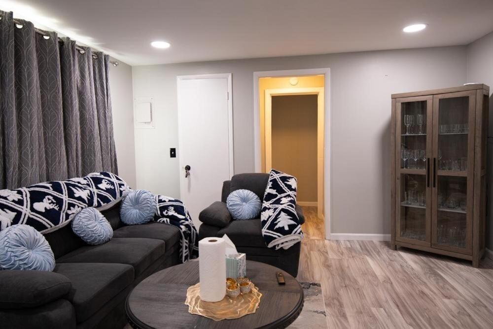 Posezení v ubytování Cozy Roomy family sized apartment on major bus route close to all