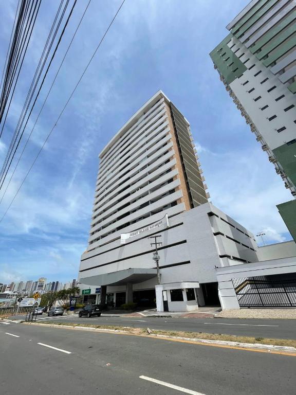 a large white building on the side of a street at Flat Mont Blanc - Perto de Tudo! in São Luís