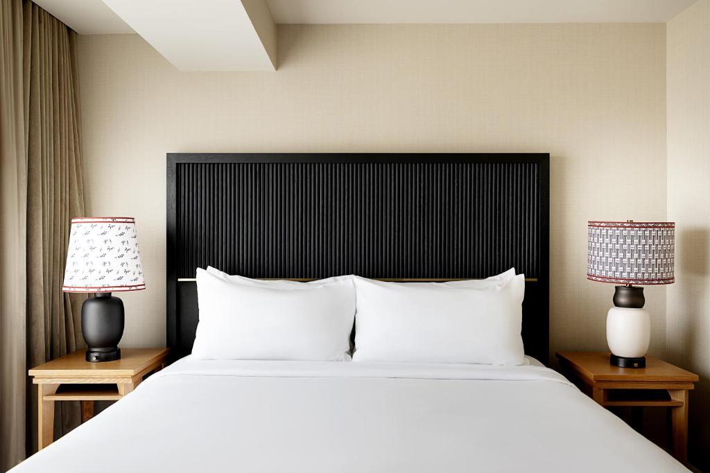 Postel nebo postele na pokoji v ubytování Hutton Hotel