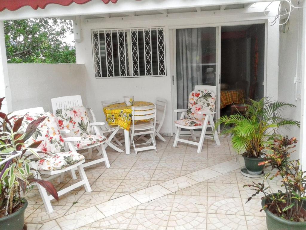 Balkón nebo terasa v ubytování Maison confortable au Moule avec jardin clôturé