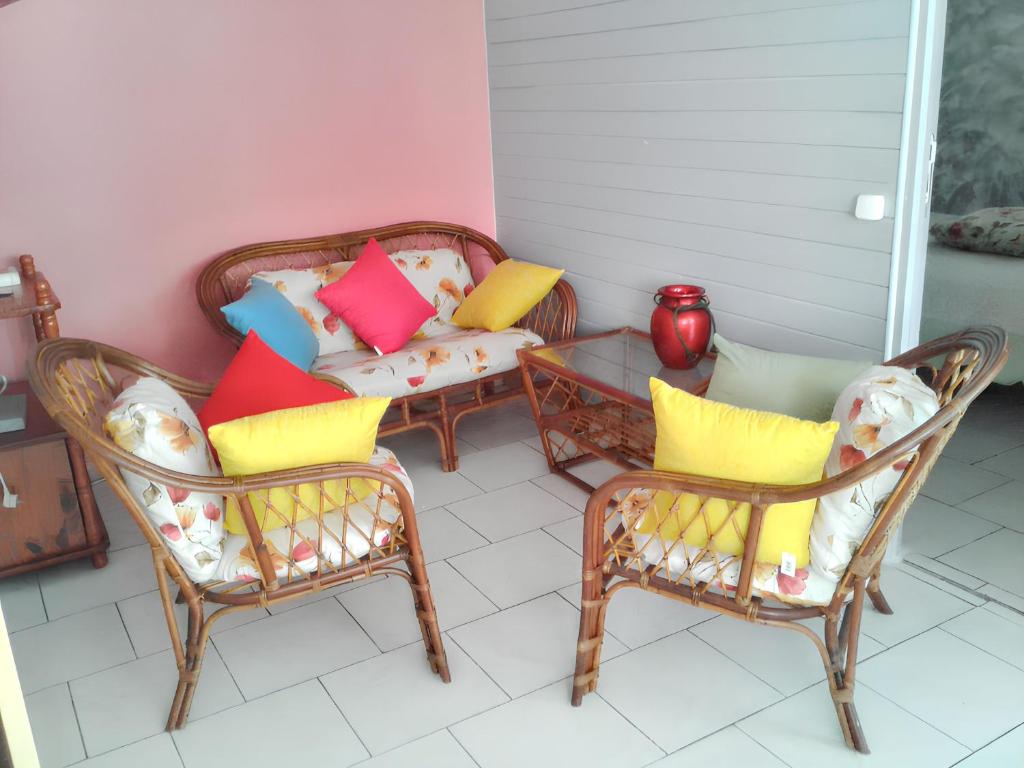 Posezení v ubytování Maison confortable au Moule avec jardin clôturé