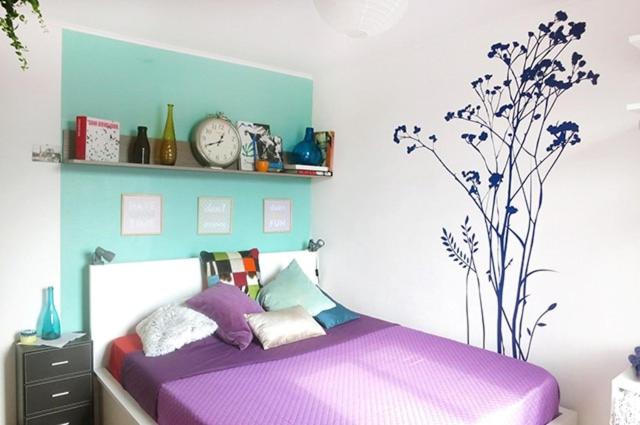 - une chambre avec un lit doté de draps violets et d'une plante dans l'établissement Charm & comfort à Montmartre, à Paris