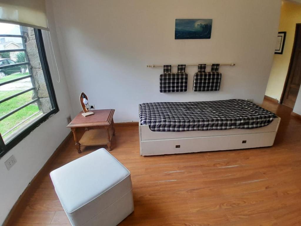 Museo Mar في مار ديل بلاتا: غرفة نوم بها سرير وطاولة ونافذة