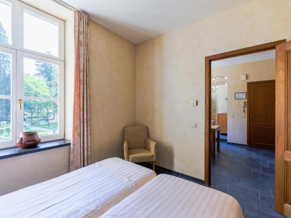Postel nebo postele na pokoji v ubytování Castle Apartment in Aywaille near River Amblève