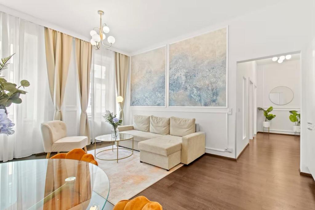 un soggiorno con divano e tavolo in vetro di Art Hotel Vienna a Vienna