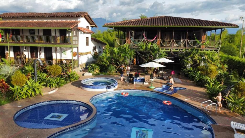 Casa en Armenia con Piscina muy cerca al Parque del Café