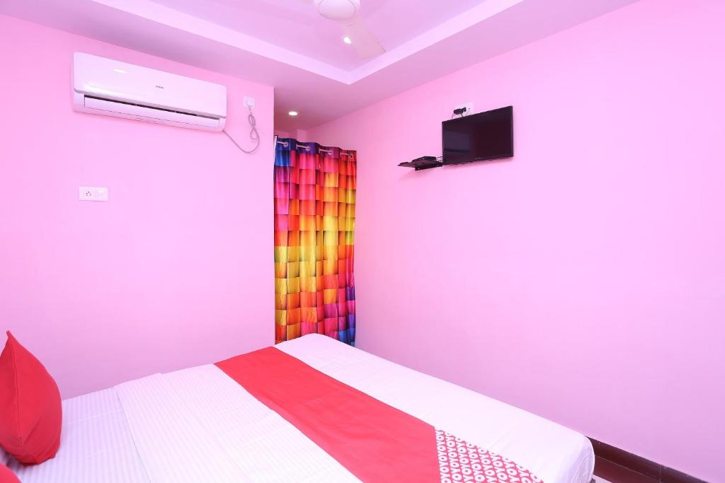 Postel nebo postele na pokoji v ubytování Hotel O Manoj